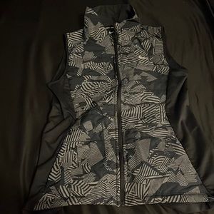 Nike running reflective vest size small